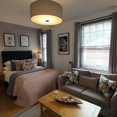 The Larches Hotel Wolverhampton Buitenkant foto A studio apartment in the UK