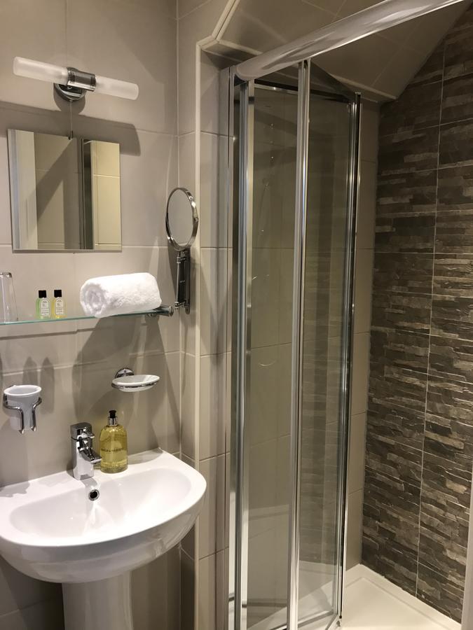 The Larches Hotel Wolverhampton Buitenkant foto A shower cubicle