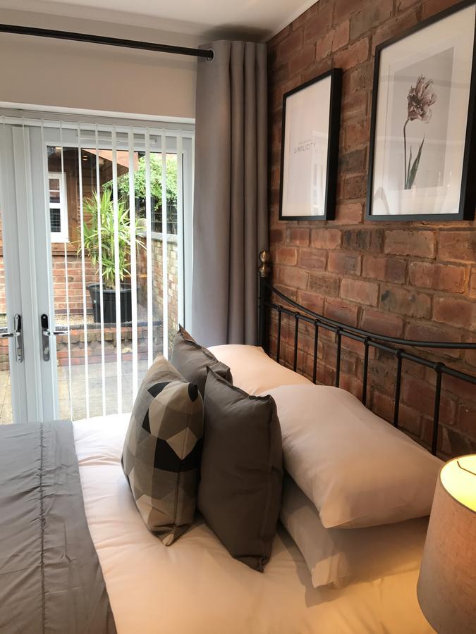 The Larches Hotel Wolverhampton Buitenkant foto A room at the hotel