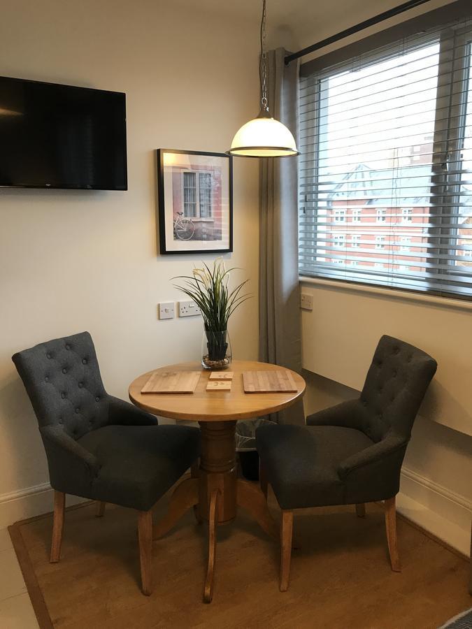The Larches Hotel Wolverhampton Buitenkant foto A typical room at the hospital