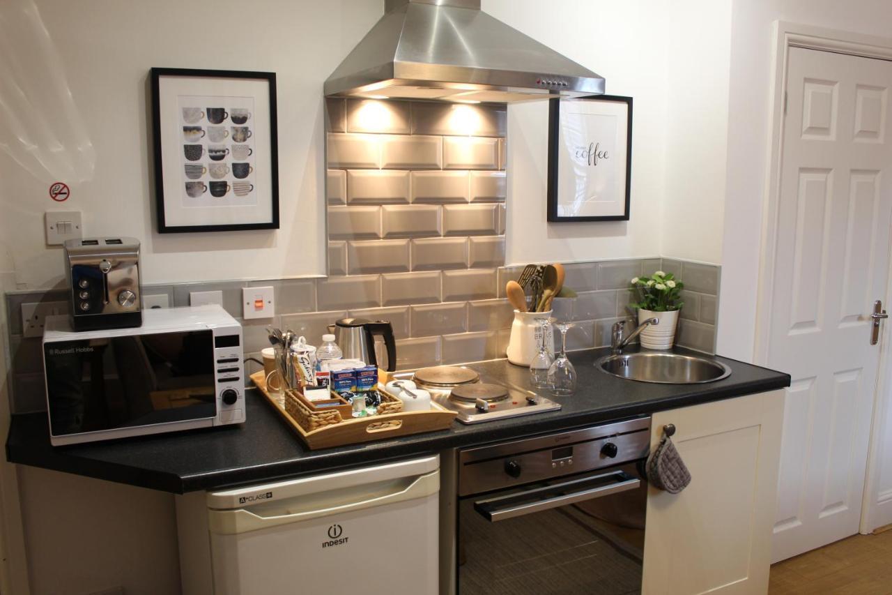 The Larches Hotel Wolverhampton Buitenkant foto A typical kitchen in a student flat