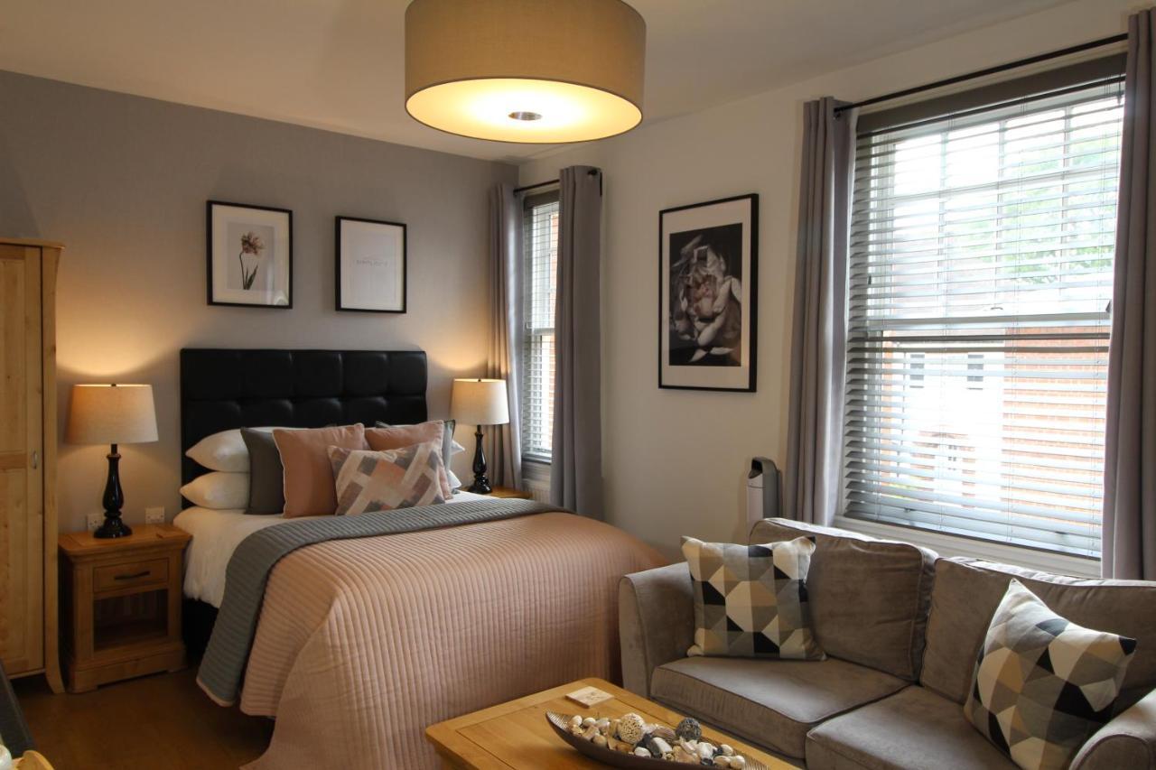 The Larches Hotel Wolverhampton Buitenkant foto A typical studio apartment