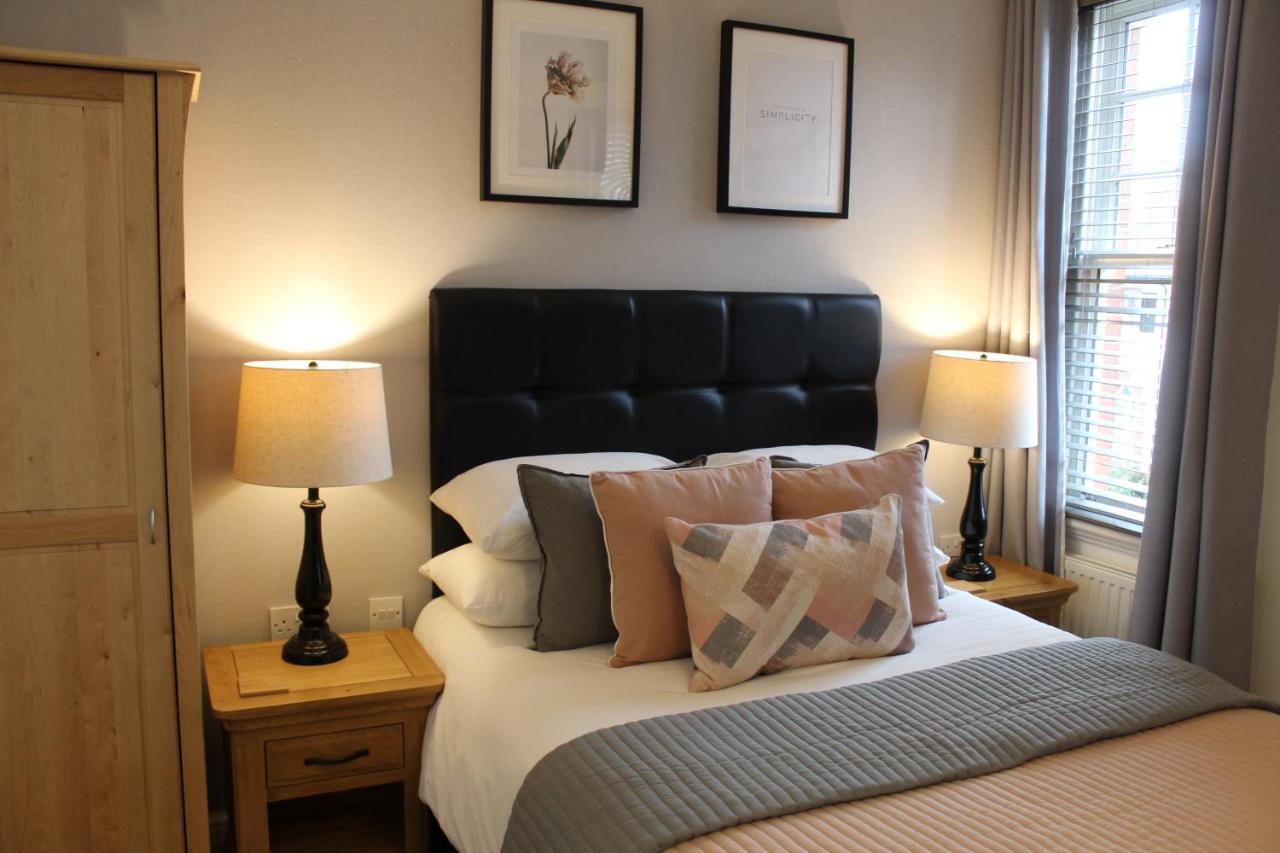 The Larches Hotel Wolverhampton Buitenkant foto A bedroom at the hotel